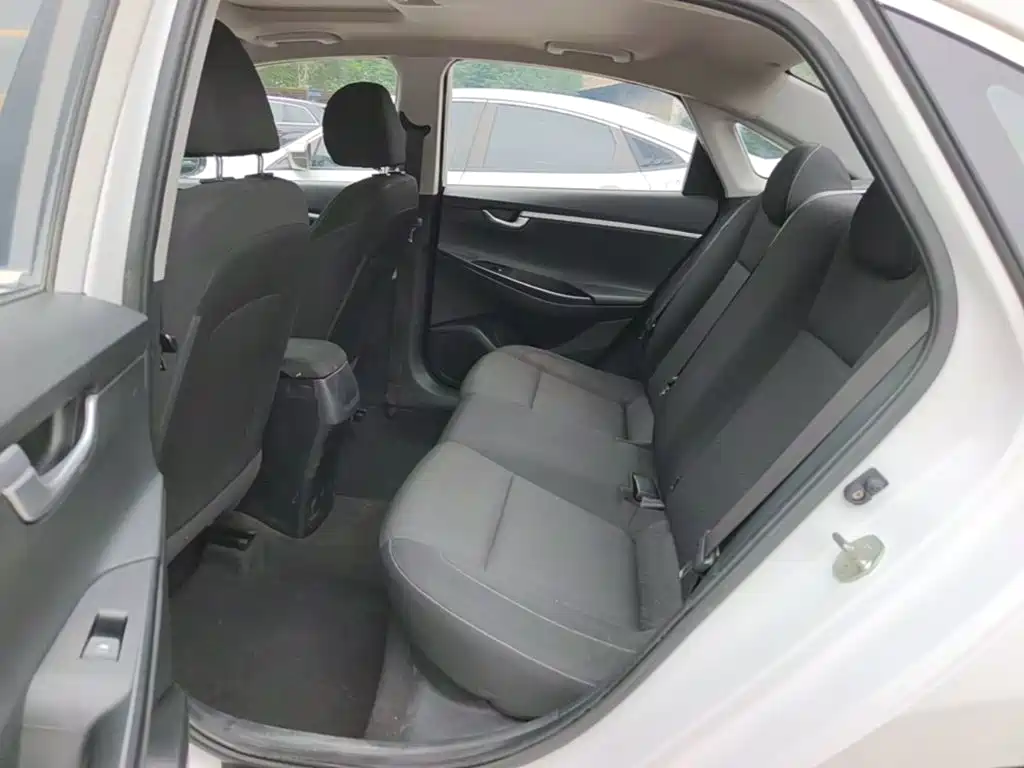 Hyundai Elantra — миниатюра 17