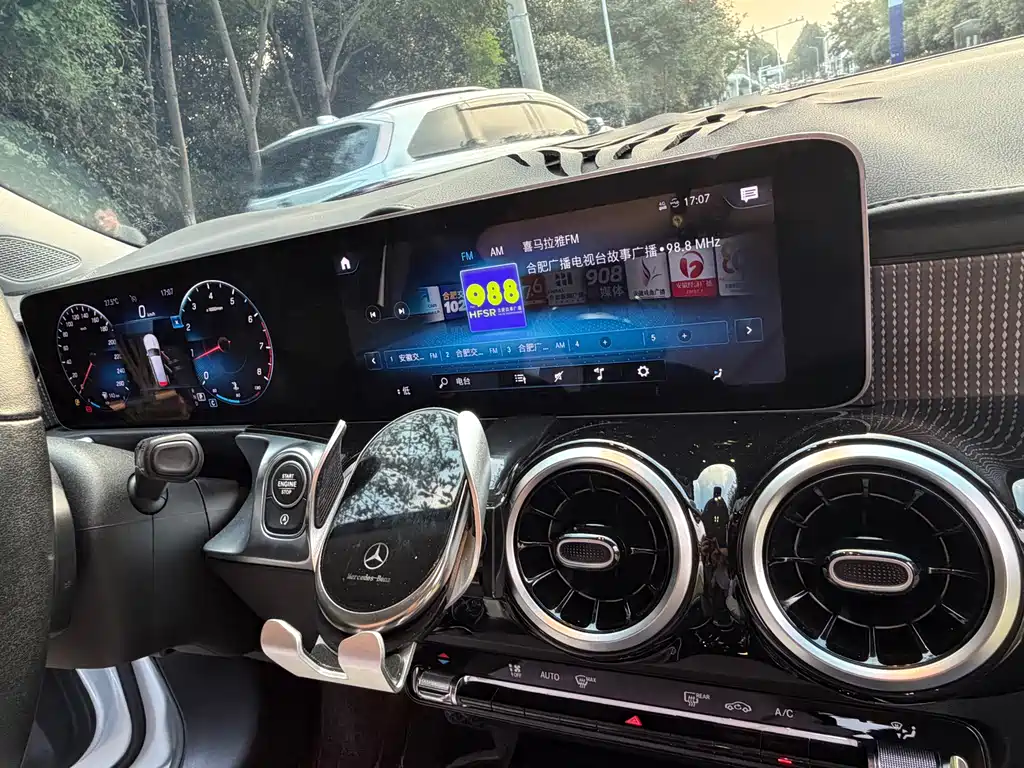 Mercedes-Benz GLB — миниатюра 11