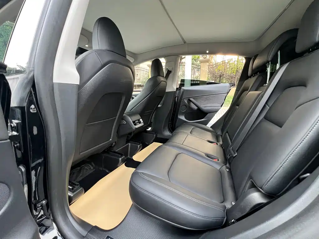 Tesla Model Y — миниатюра 9