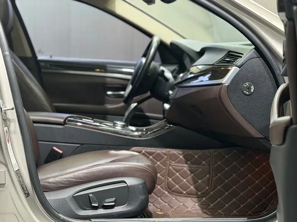 BMW 5 Series — миниатюра 11