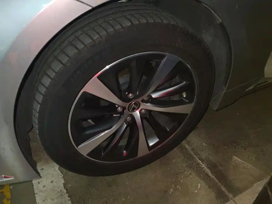 Lexus LS — миниатюра 6