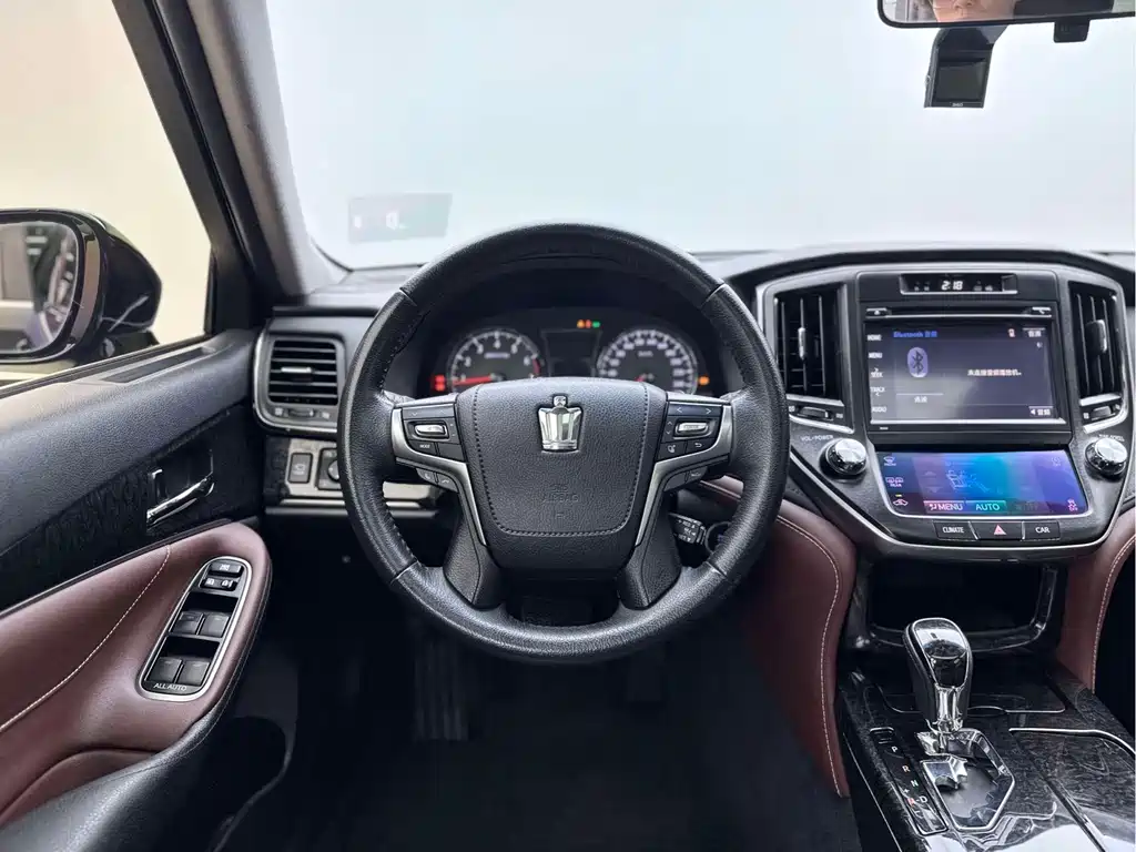 Toyota Crown — миниатюра 6