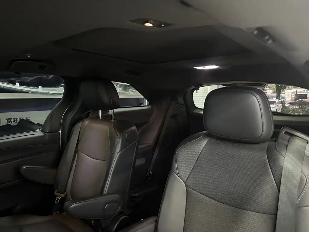 Toyota Granvia — миниатюра 13