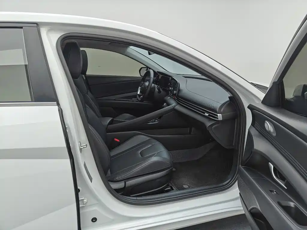 Hyundai Elantra — миниатюра 21
