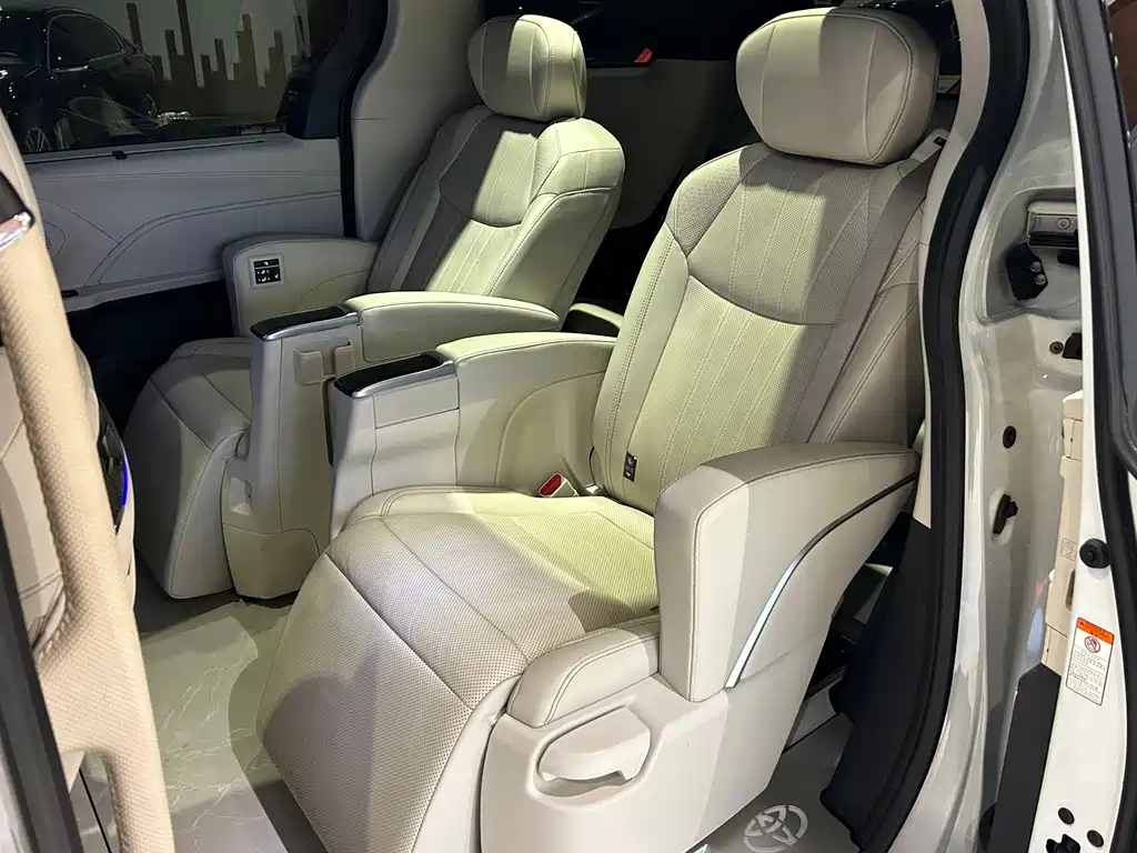 Toyota Granvia — миниатюра 17