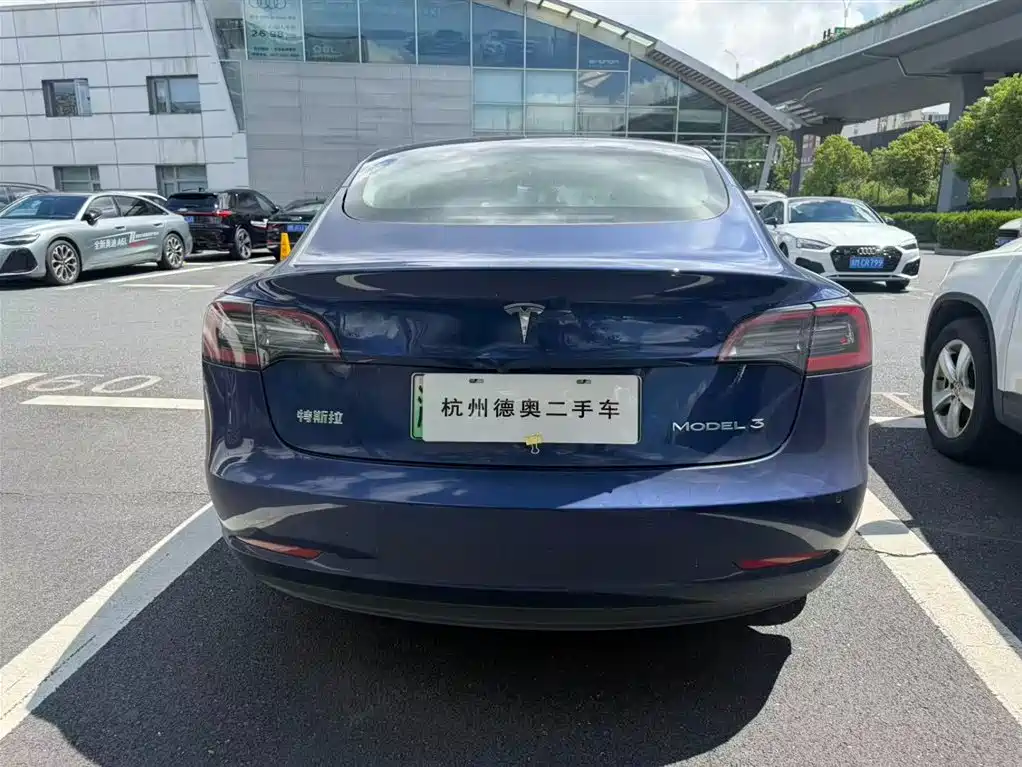Tesla Model 3 — миниатюра 5