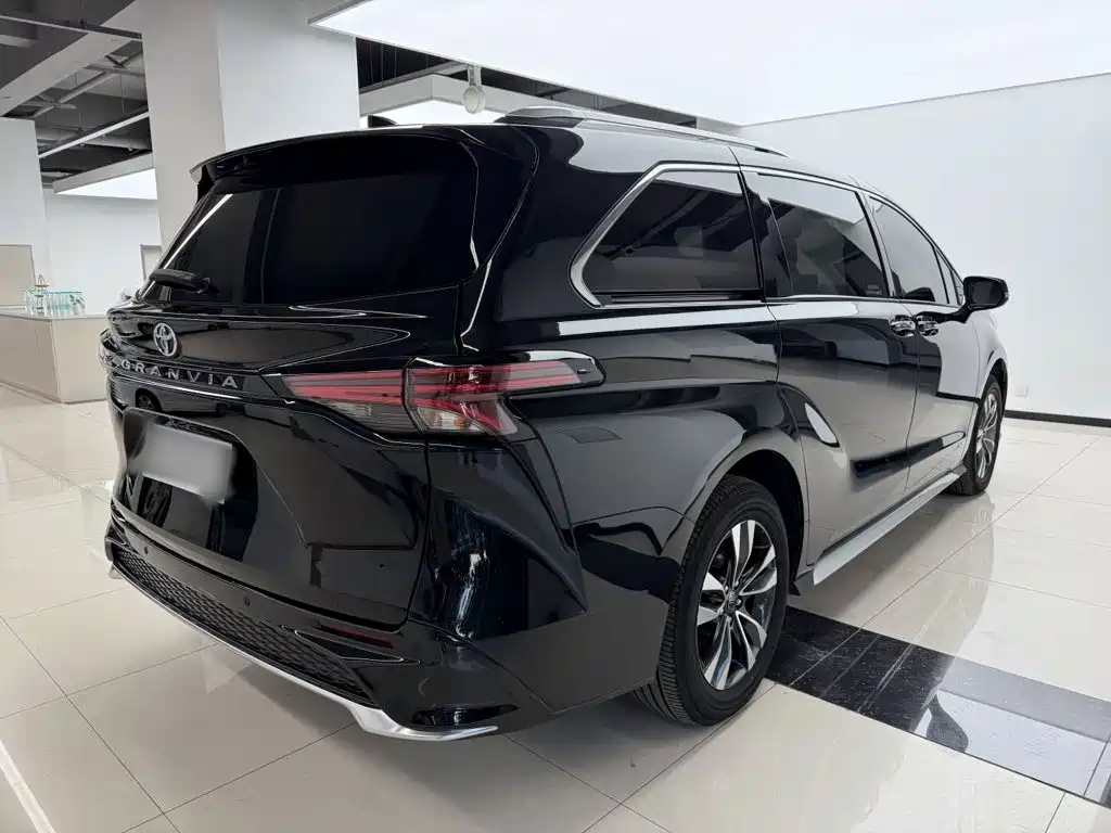 Toyota Granvia — миниатюра 11