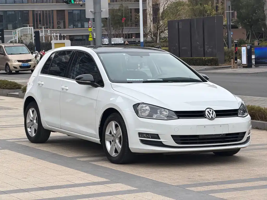 VOLKSWAGEN GOLF