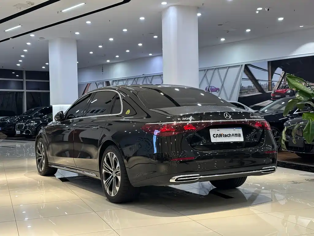 Mercedes-Benz E-Class — миниатюра 11