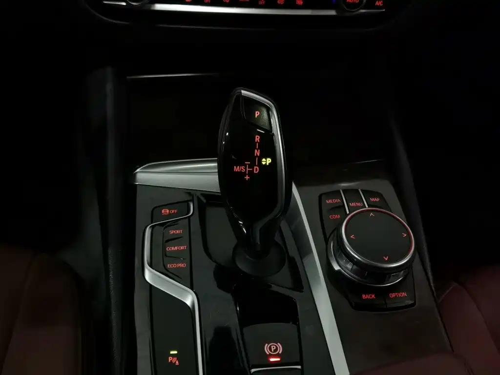 BMW 5 Series — миниатюра 13