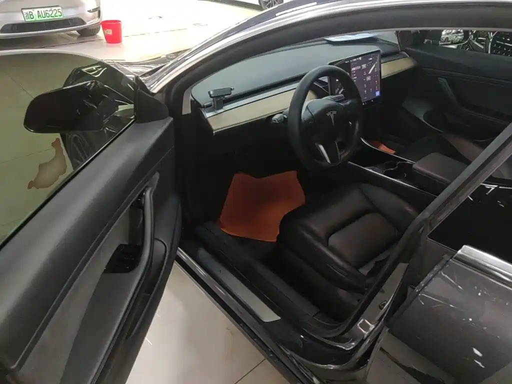 Tesla Model 3 — миниатюра 16