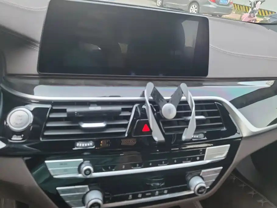 BMW 5 Series — миниатюра 13