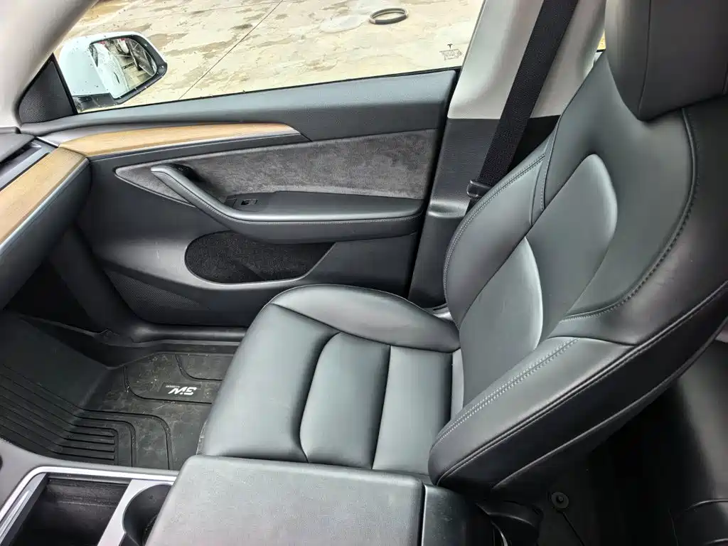 Tesla Model Y — миниатюра 12