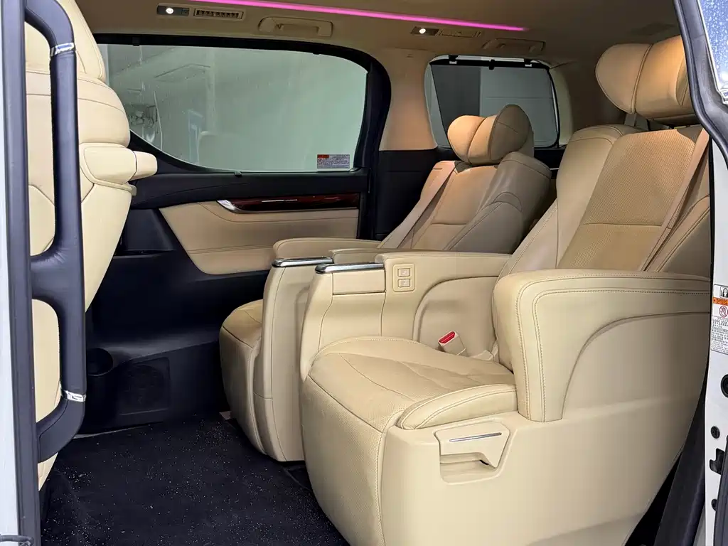 Toyota Alphard — миниатюра 5
