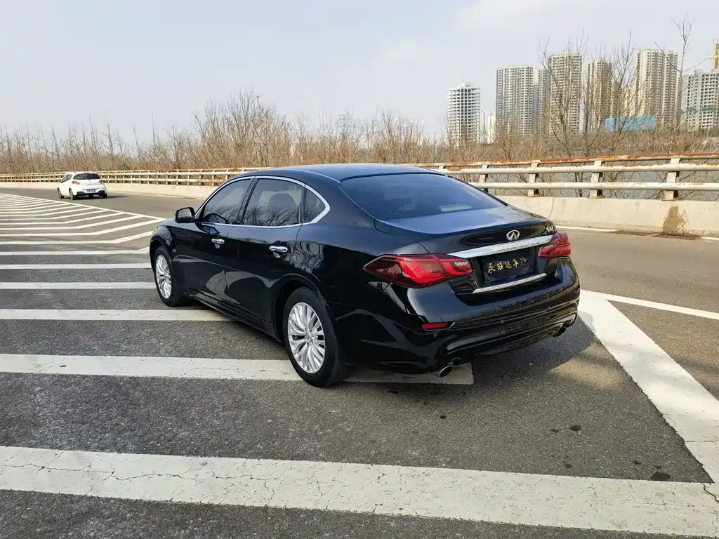 INFINITI Q70