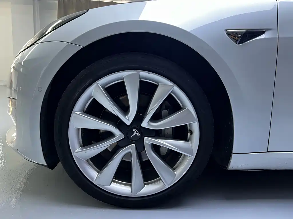 Tesla Model 3 — миниатюра 9