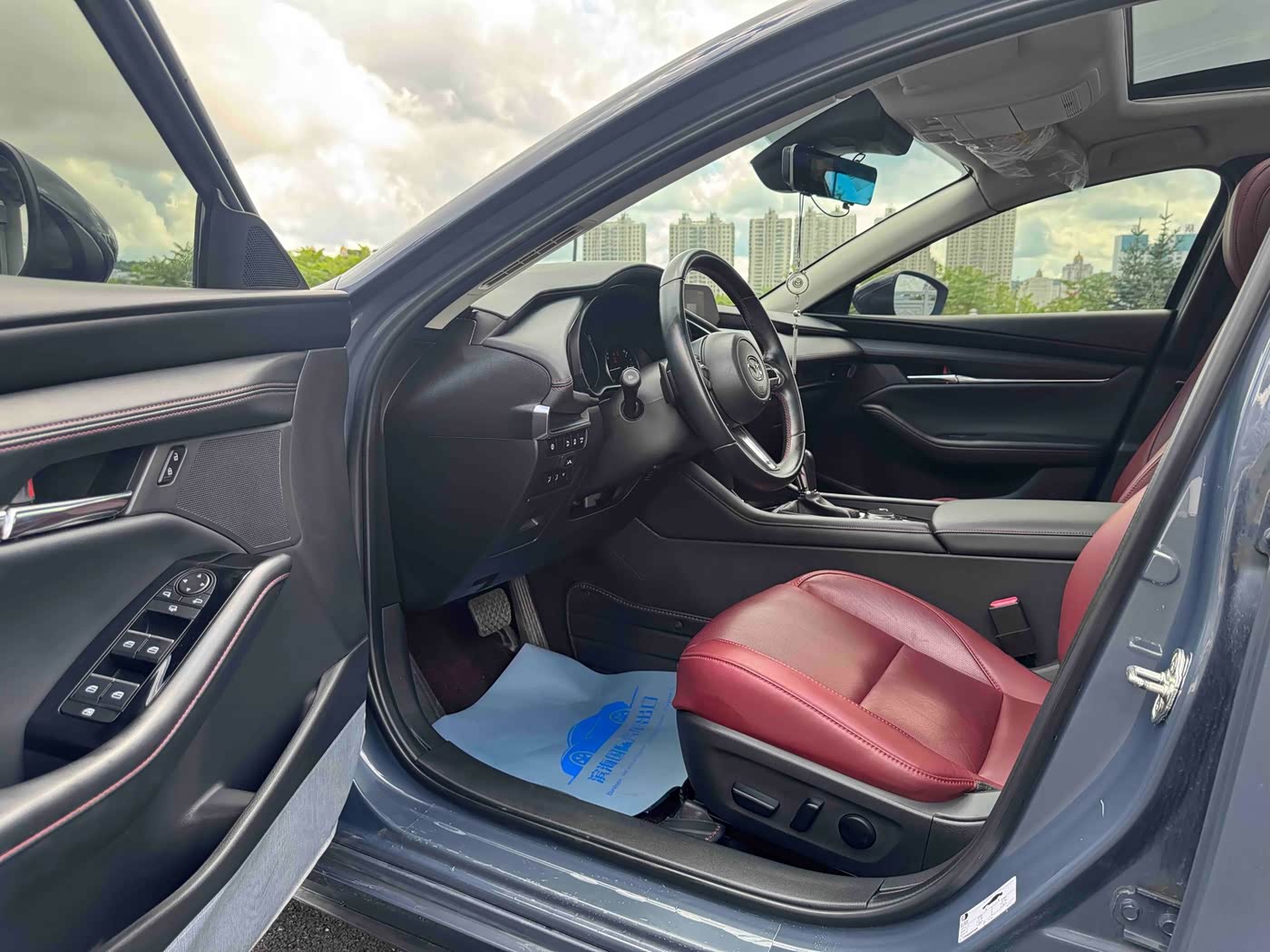 Mazda Mazda3 Axela 2.0 л 2022 г. Серебристо-серый, пробег 7100 км