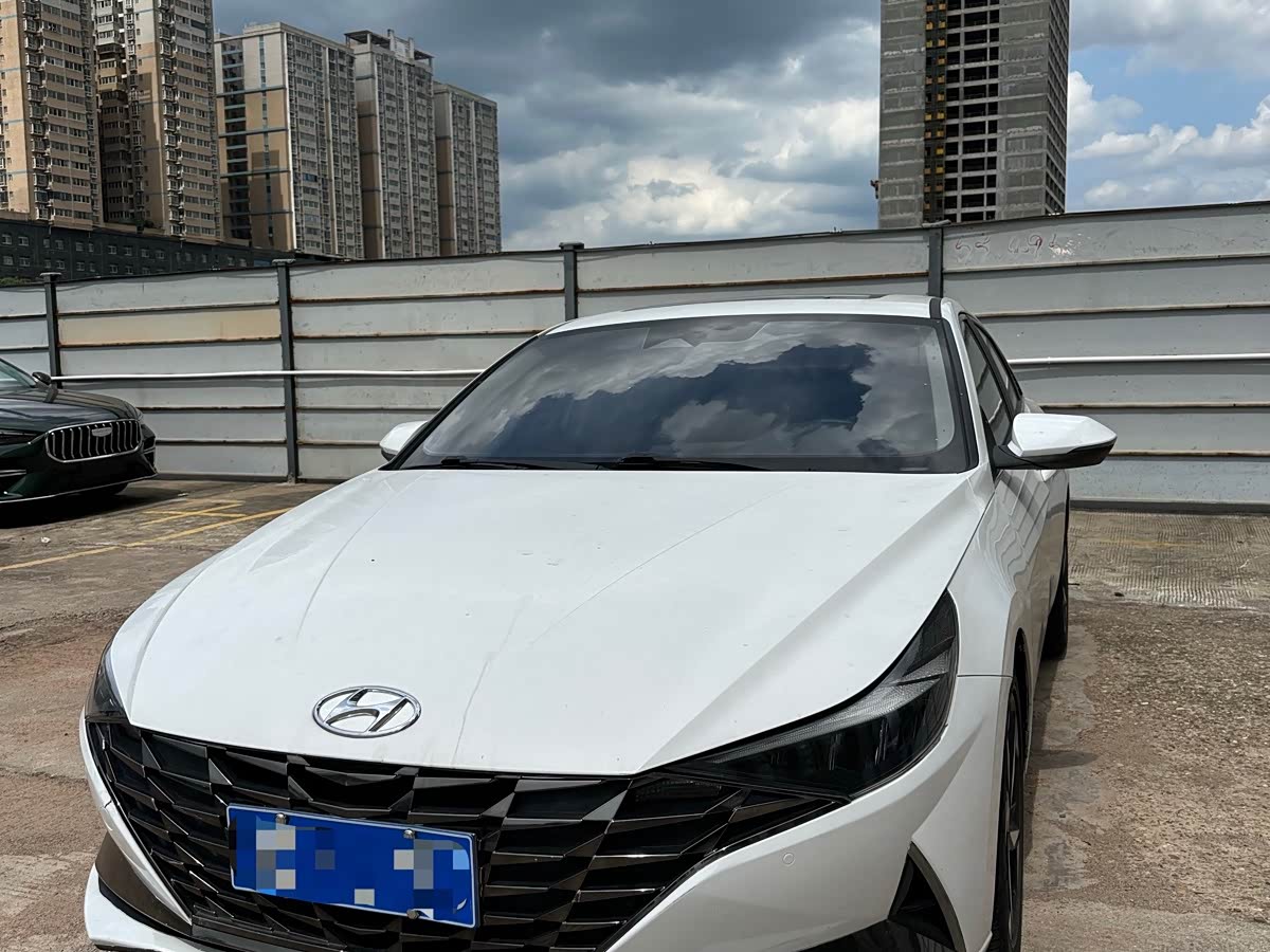 Hyundai Elantra 1.5 л 2021 г. Белый, пробег 40000 км