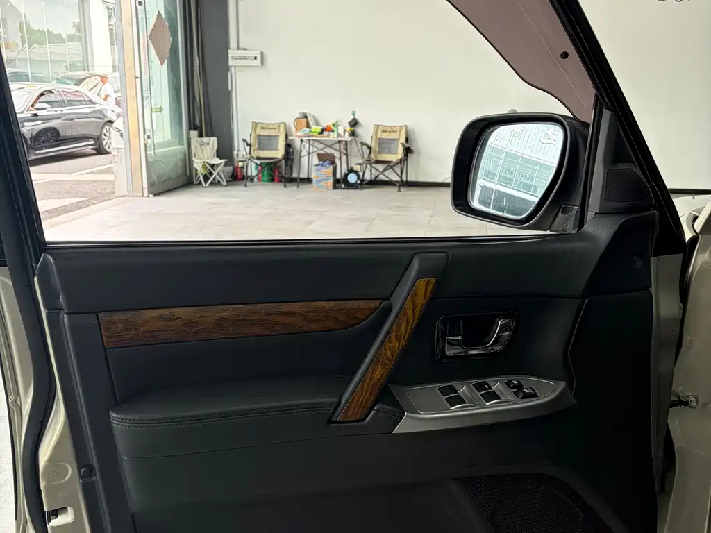 Mitsubishi Pajero (Import) — миниатюра 11