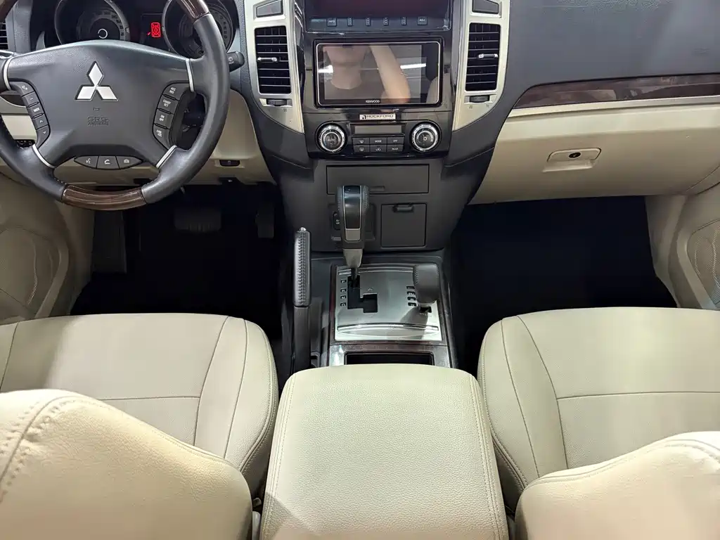 Mitsubishi Pajero (Import) — миниатюра 13
