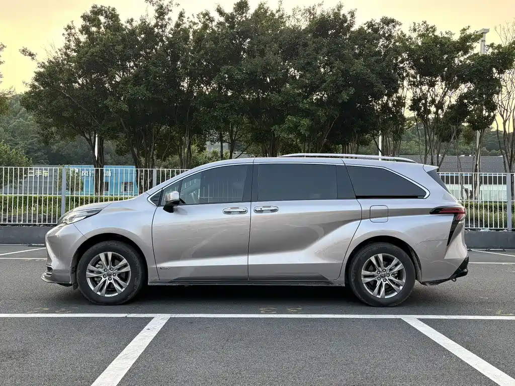Toyota Sienna — миниатюра 4