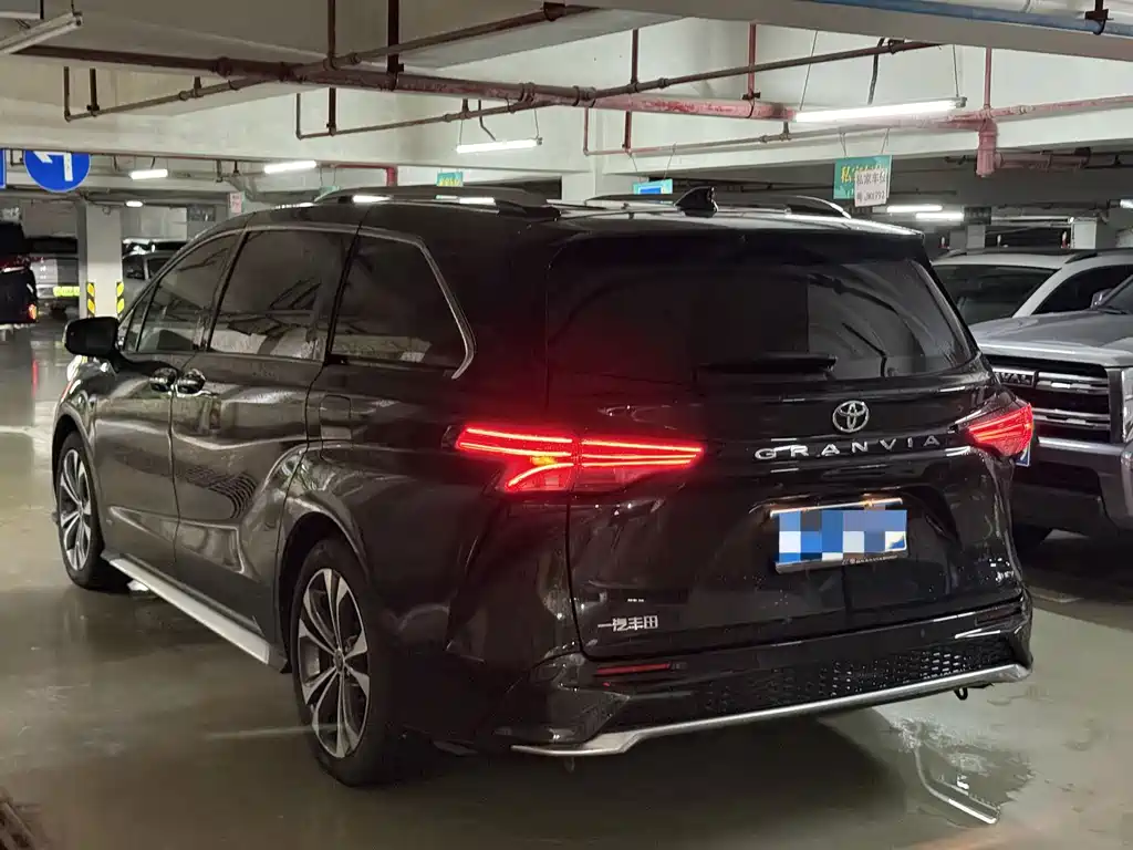 Toyota Granvia — миниатюра 2