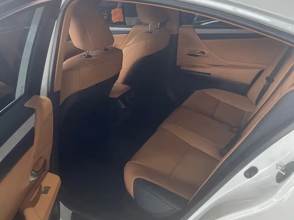 Заказать Lexus ES 2026 года за 5 193 294 ₽  из Китая
