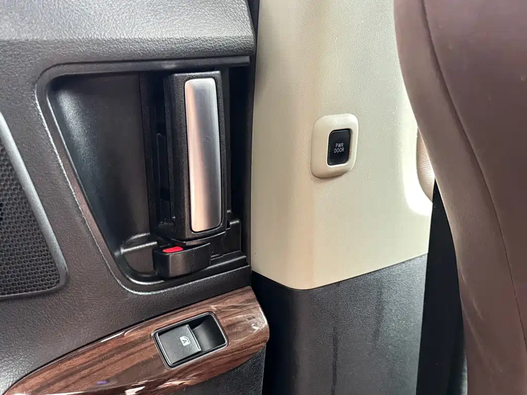 Toyota Sienna — миниатюра 17