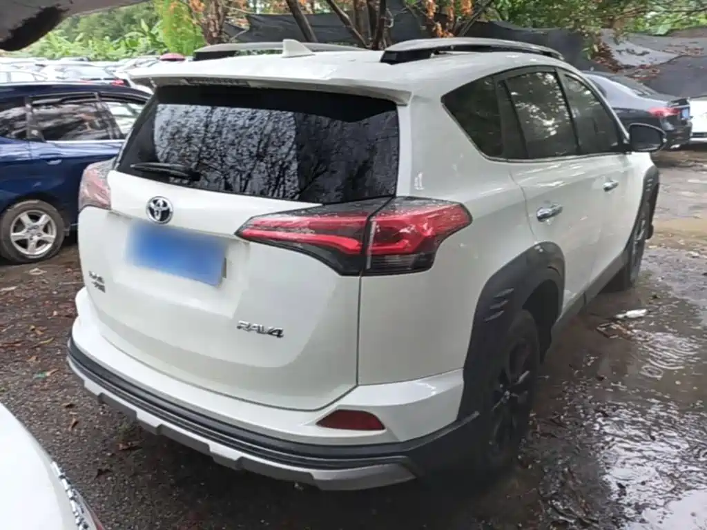 Toyota RAV4 — миниатюра 7