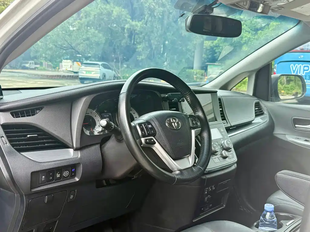 Toyota Sienna — миниатюра 7