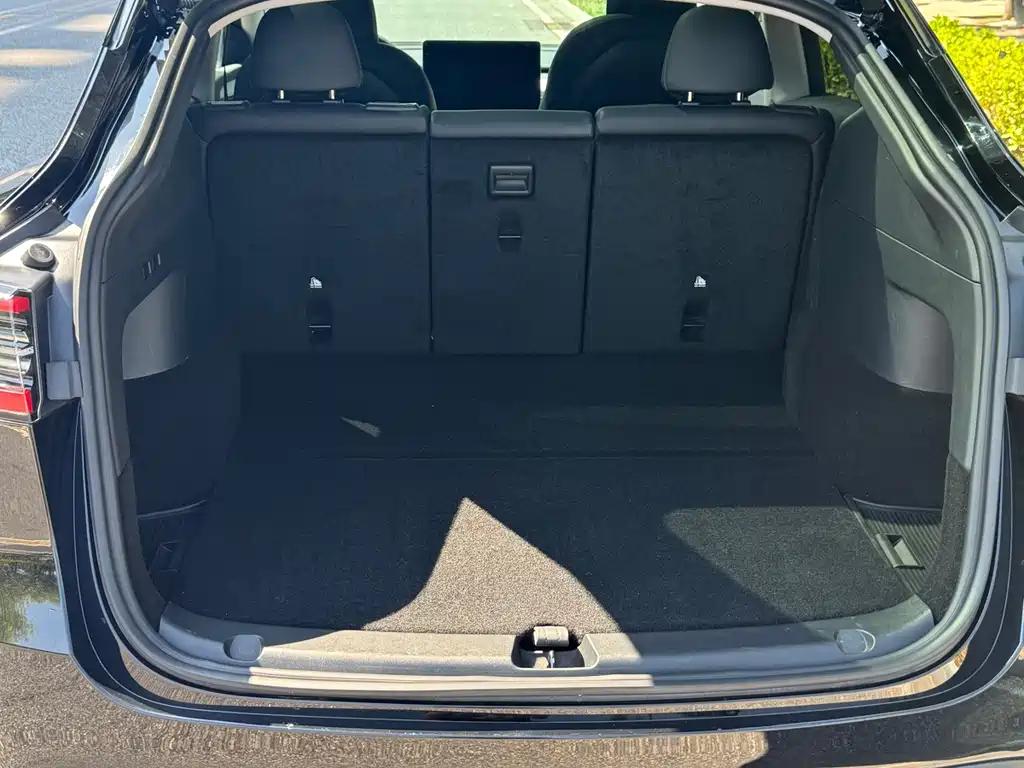 Tesla Model Y — миниатюра 8
