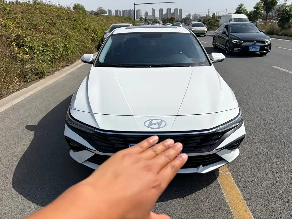Hyundai Elantra - фото 2
