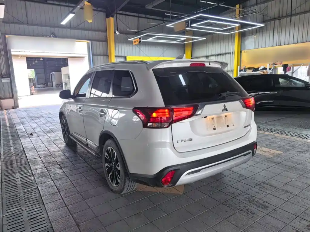 Mitsubishi Outlander — миниатюра 5