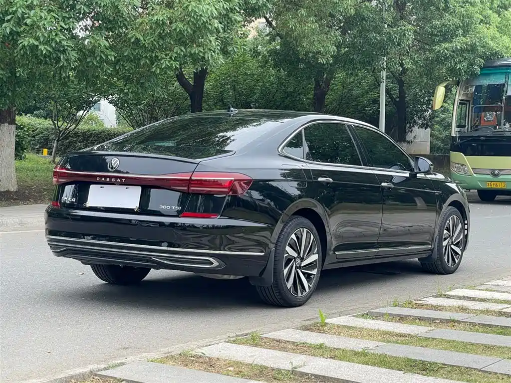 Volkswagen Passat 2023 380TSI Luxury