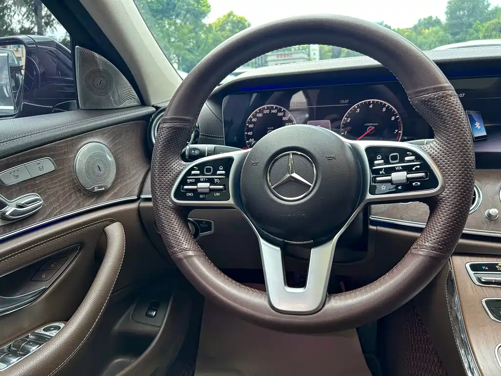 Mercedes-Benz E-Class — миниатюра 14