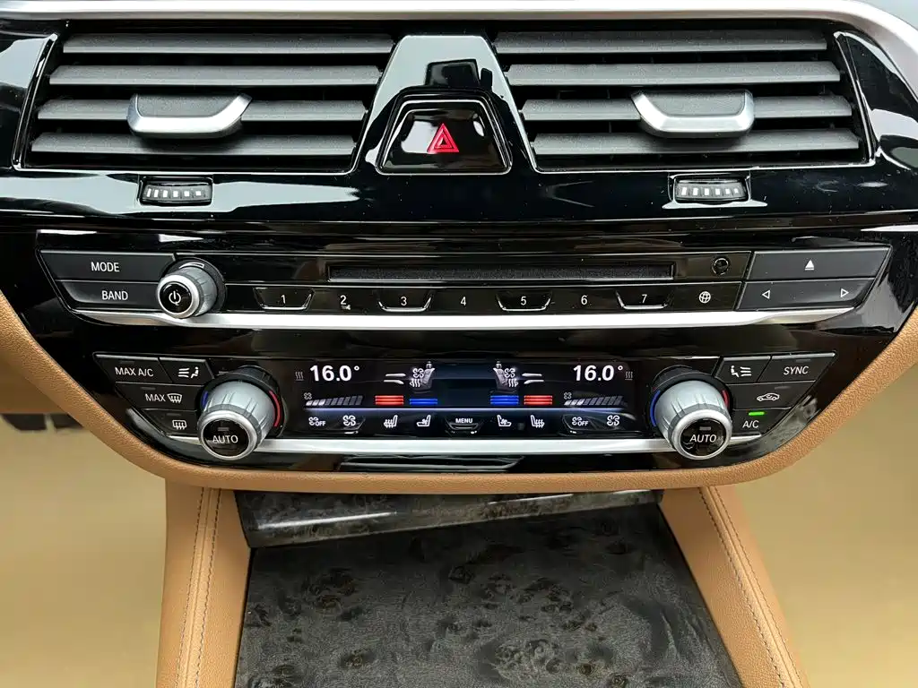 BMW 5 Series — миниатюра 38