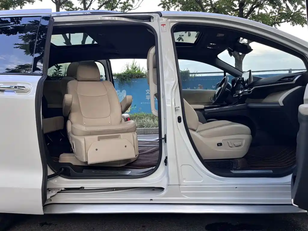 Toyota Granvia — миниатюра 10