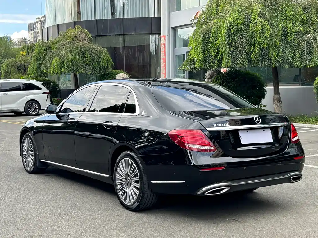 Mercedes-Benz E-Class — миниатюра 6