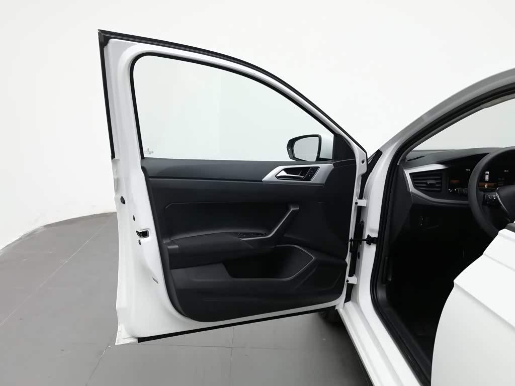 Volkswagen Polo 1.5 л 2023 г. Белый, пробег 29700 км