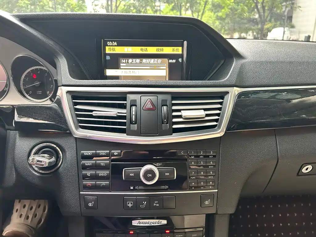 Mercedes-Benz E-Class — миниатюра 11