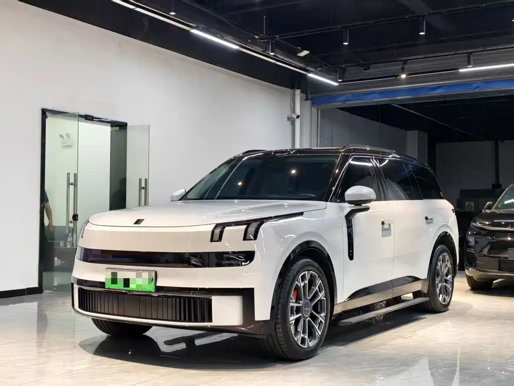 Lynk & Co 900