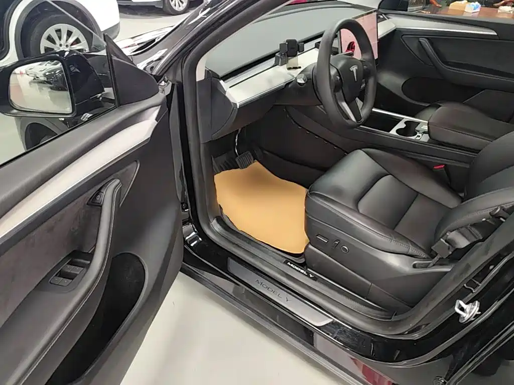 Tesla Model Y — миниатюра 16