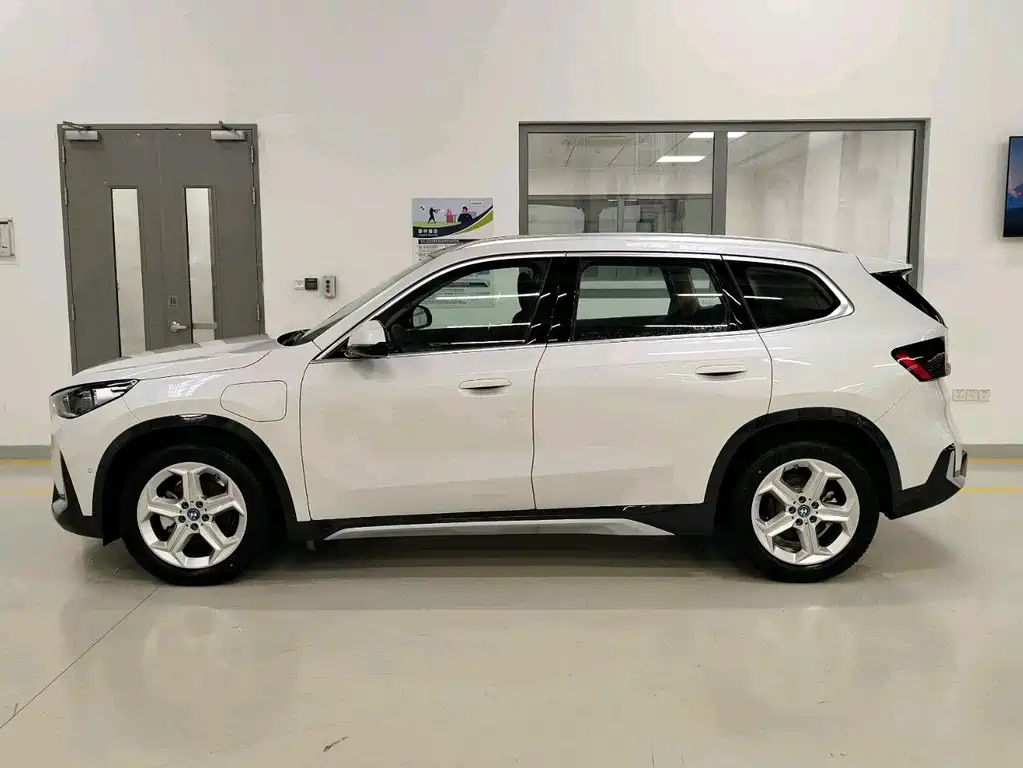 BMW iX1 2025 eDrive25L X