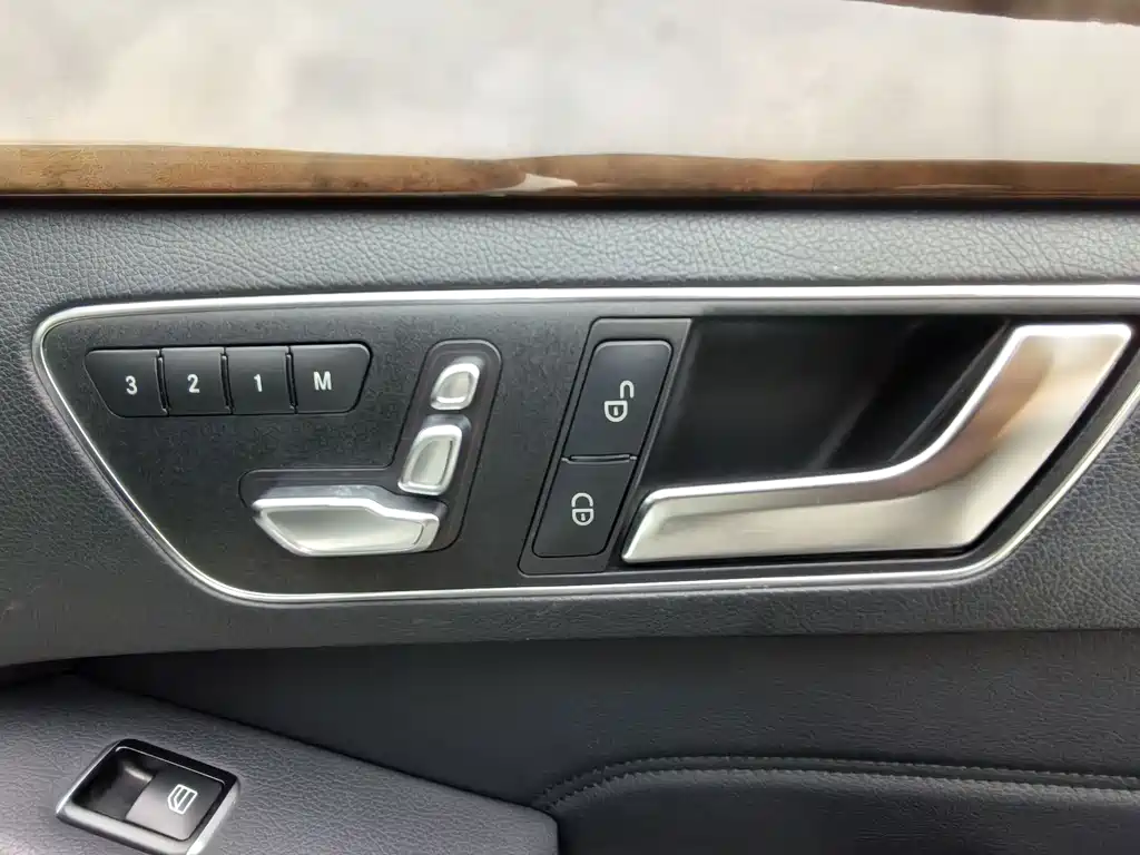 Mercedes-Benz E-Class — миниатюра 17