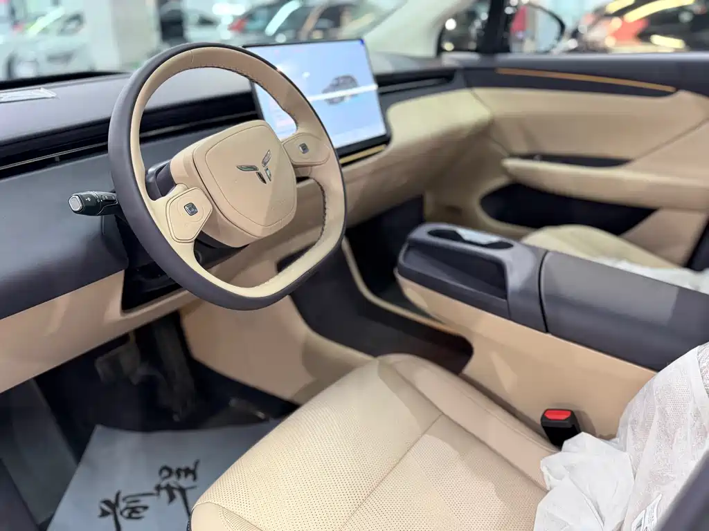 Hongqi 06 2025 700