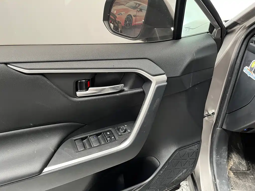 Toyota RAV4 — миниатюра 6