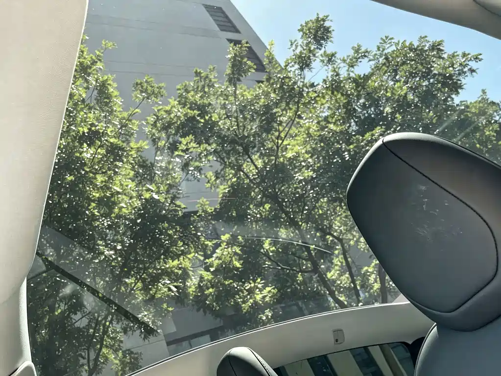 Tesla Model Y — миниатюра 8