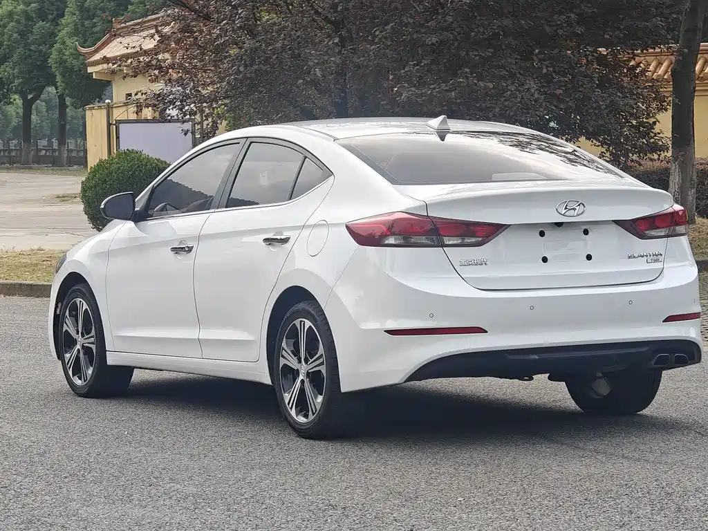 Hyundai Elantra — миниатюра 17