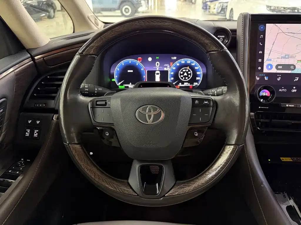 Toyota Alphard — миниатюра 7