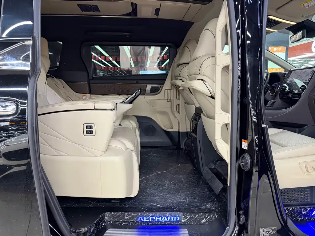 Toyota Alphard — миниатюра 18